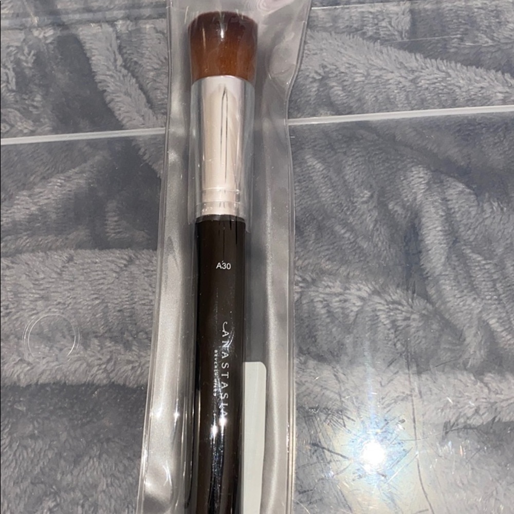 Anastasia Beverly Hills Domed Kabuki Brush A30